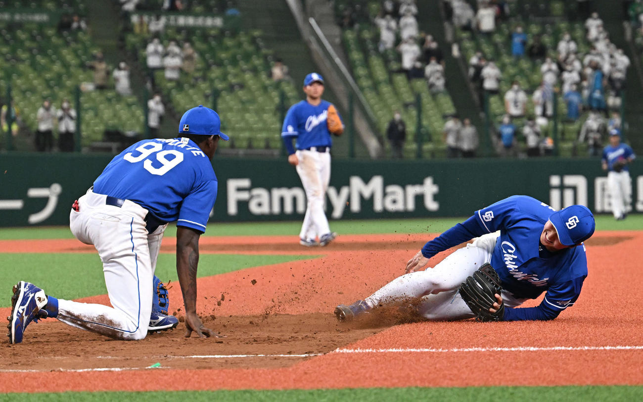 9日西武戦の6回、藤嶋（右）はカリステと交錯し負傷する