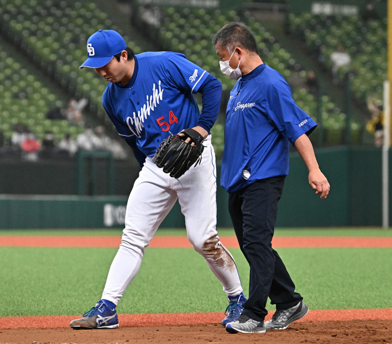 9日、右足を負傷し引き揚げる中日藤嶋健人