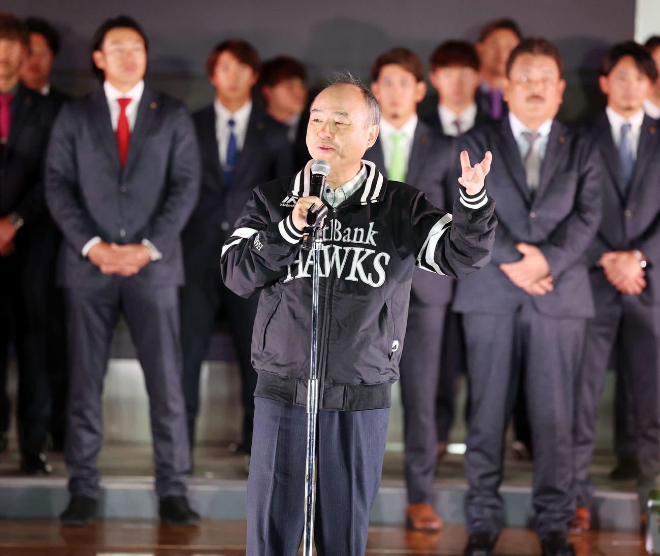 ソフトバンク激励会であいさつする孫オーナー（中央）（撮影・浅見桂子）