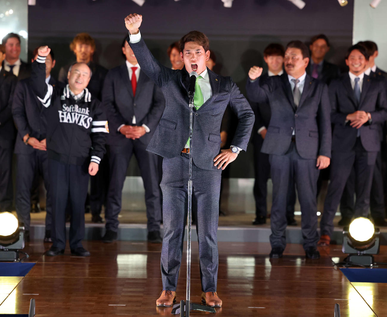 ソフトバンク激励会で「鷹！鷹！鷹！（Oh！Oh！Oh！」と気勢を上げる栗原選手副会長（中央）（撮影・浅見桂子）