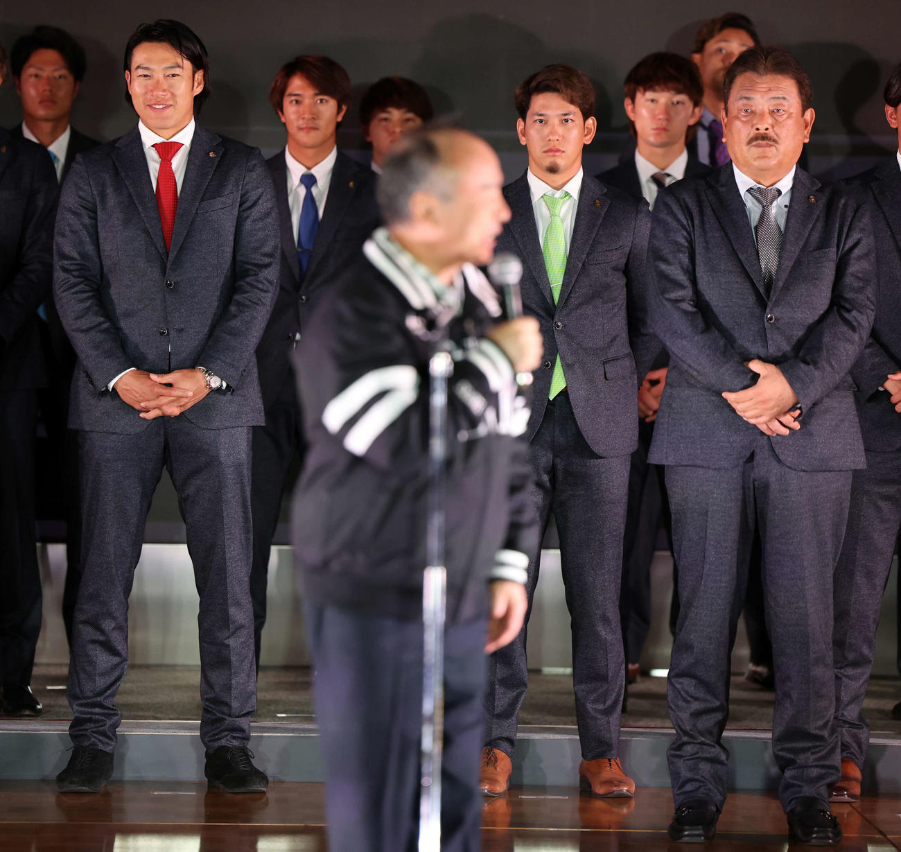 ソフトバンク激励会であいさつする孫オーナー（中央）を見つめる柳田（左）、栗原（右から2人目）、藤本監督（右）ら（撮影・浅見桂子）