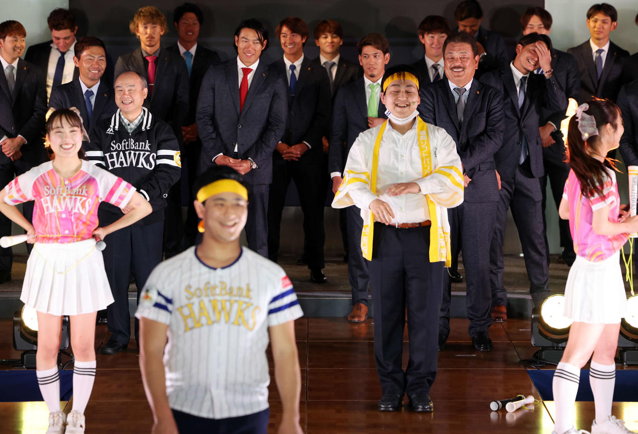 ソフトバンク激励会で、応援団のパフォーマンスに笑顔の孫オーナー（中列左）、藤本監督（同右）ら（撮影・浅見桂子）