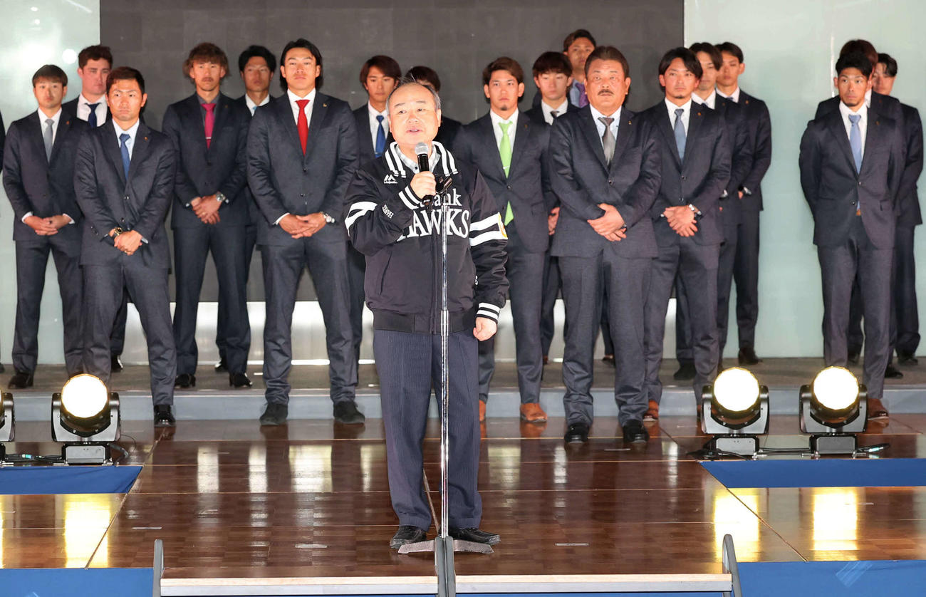 ソフトバンク激励会で選手監督を背にあいさつする孫オーナー（中央）（撮影・浅見桂子）