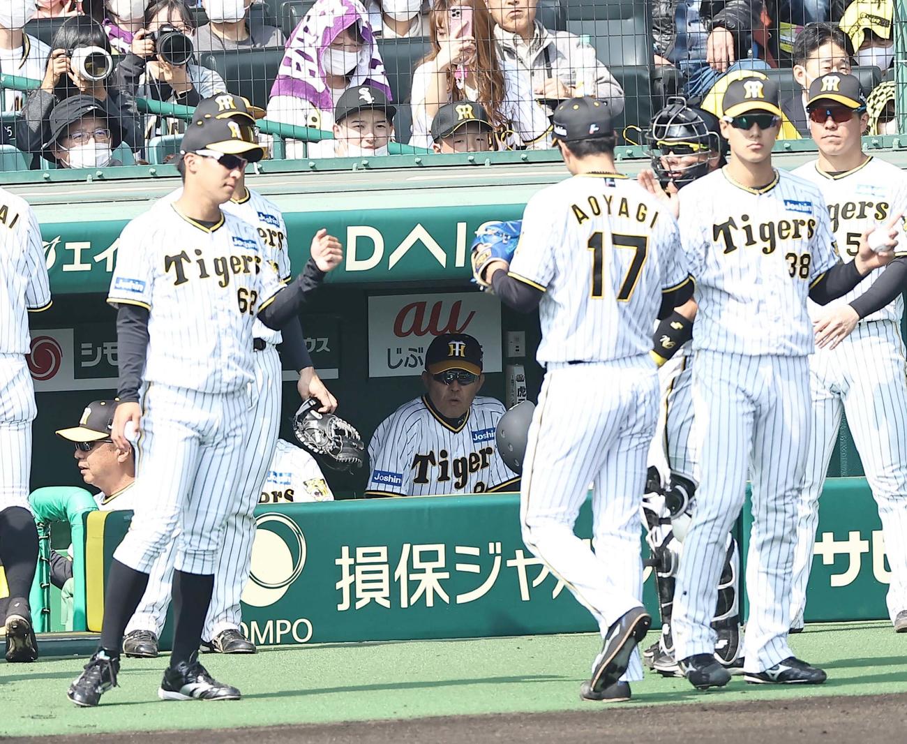 阪神対日本ハム　好投する青柳（中央右）を見る岡田監督（撮影・上田博志）