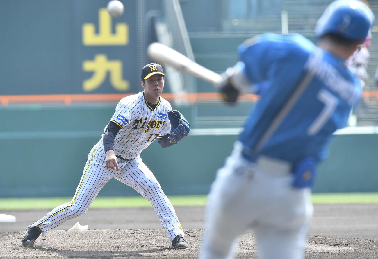 阪神対日本ハム　1回表日本ハム2死、松本剛（手前）を中飛に抑える青柳（撮影・岩下翔太）
