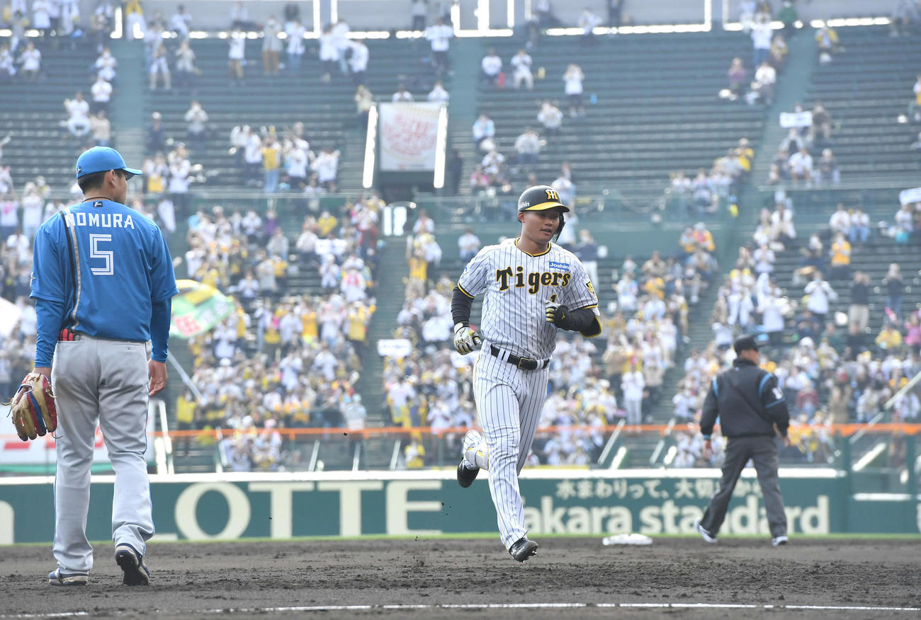 阪神対日本ハム　2回裏阪神無死二塁、先制の左越え2点本塁打を放ち、ダイヤモンドを一周する森下（撮影・岩下翔太）