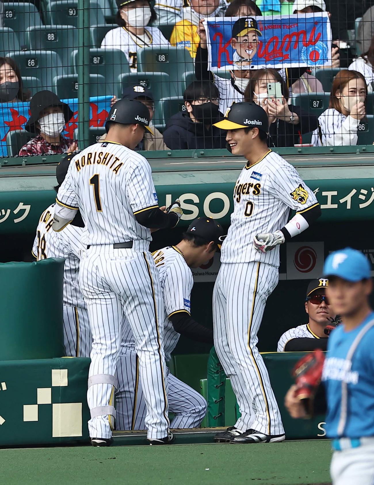 阪神対日本ハム　3回裏阪神無死二塁、左越え2点本塁打を放った森下（左）は木浪とパフォーマンスをする（撮影・上田博志）