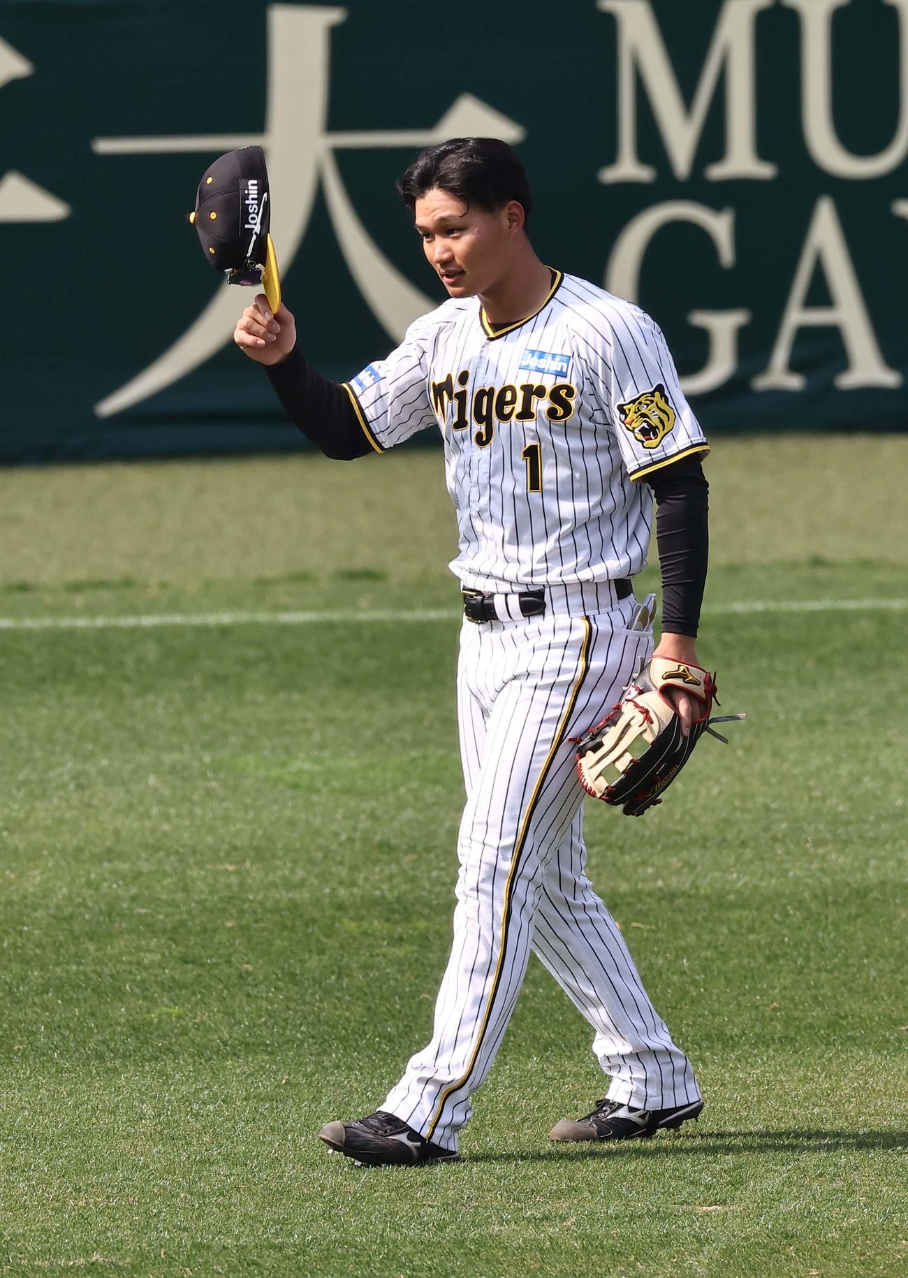阪神対日本ハム　3回、左越え2点本塁打を放った森下はファンの歓声に帽子を上げて応える（撮影・上田博志）