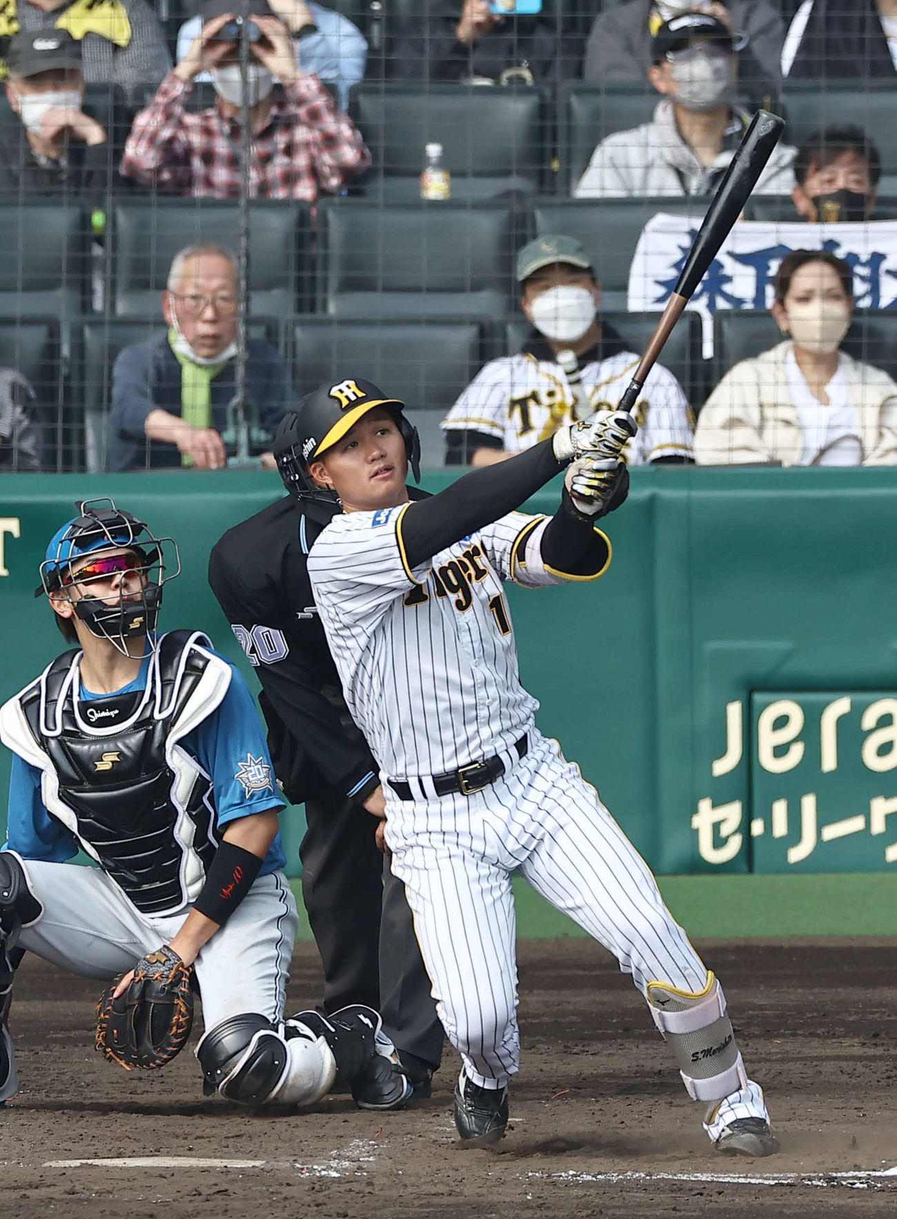 阪神対日本ハム　3回裏阪神無死二塁、森下は左越え2点本塁打を放つ（撮影・上田博志）