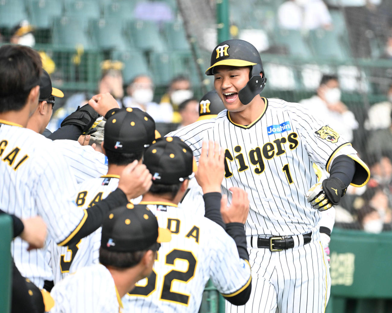 阪神対日本ハム　3回裏阪神無死二塁、阪神阪神森下（右）は2点本塁打を放ちナインに迎えられる（撮影・石井愛子）