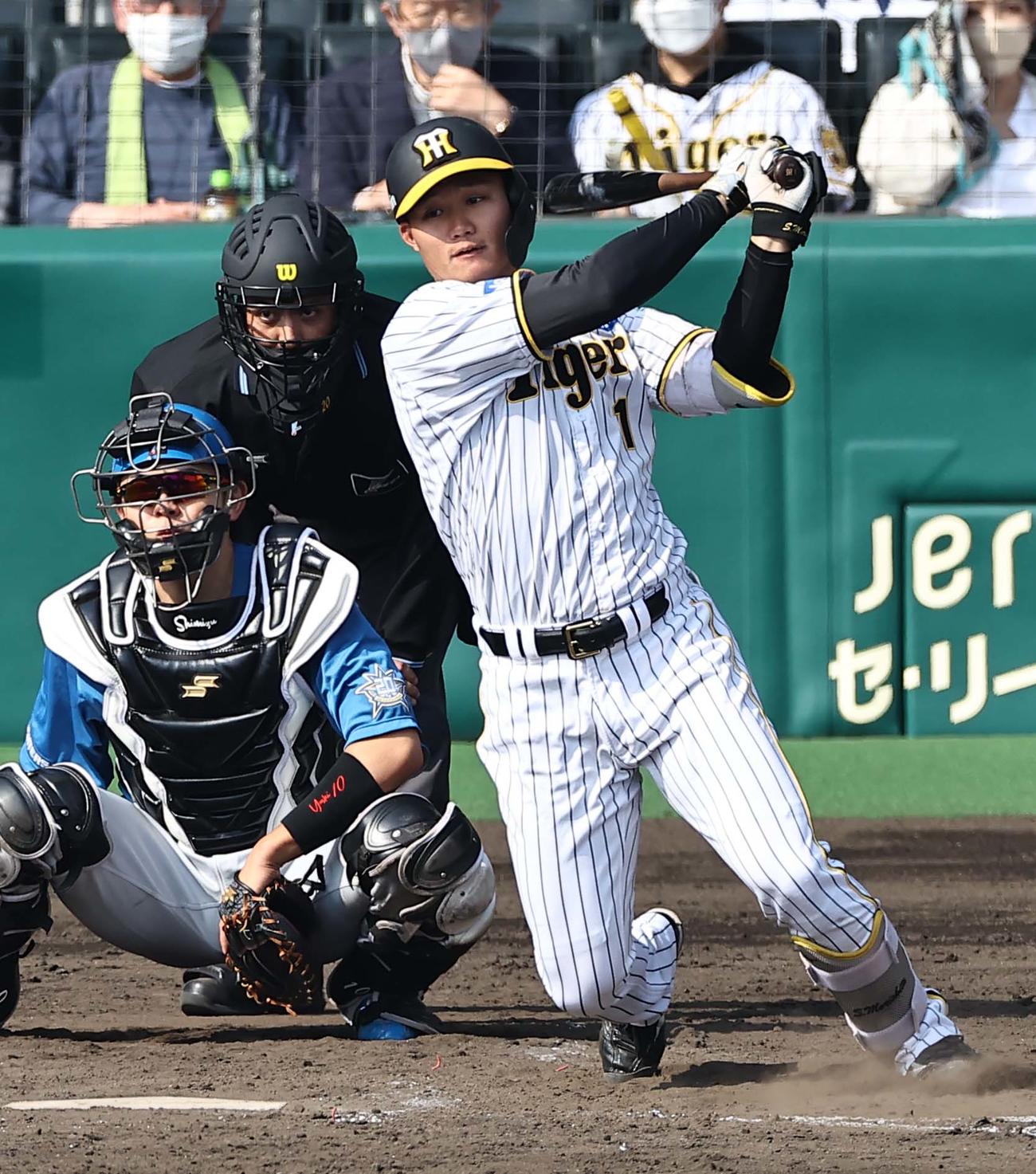阪神対日本ハム　4回裏阪神無死一、二塁、森下は右前に適時打を放つ（撮影・上田博志）