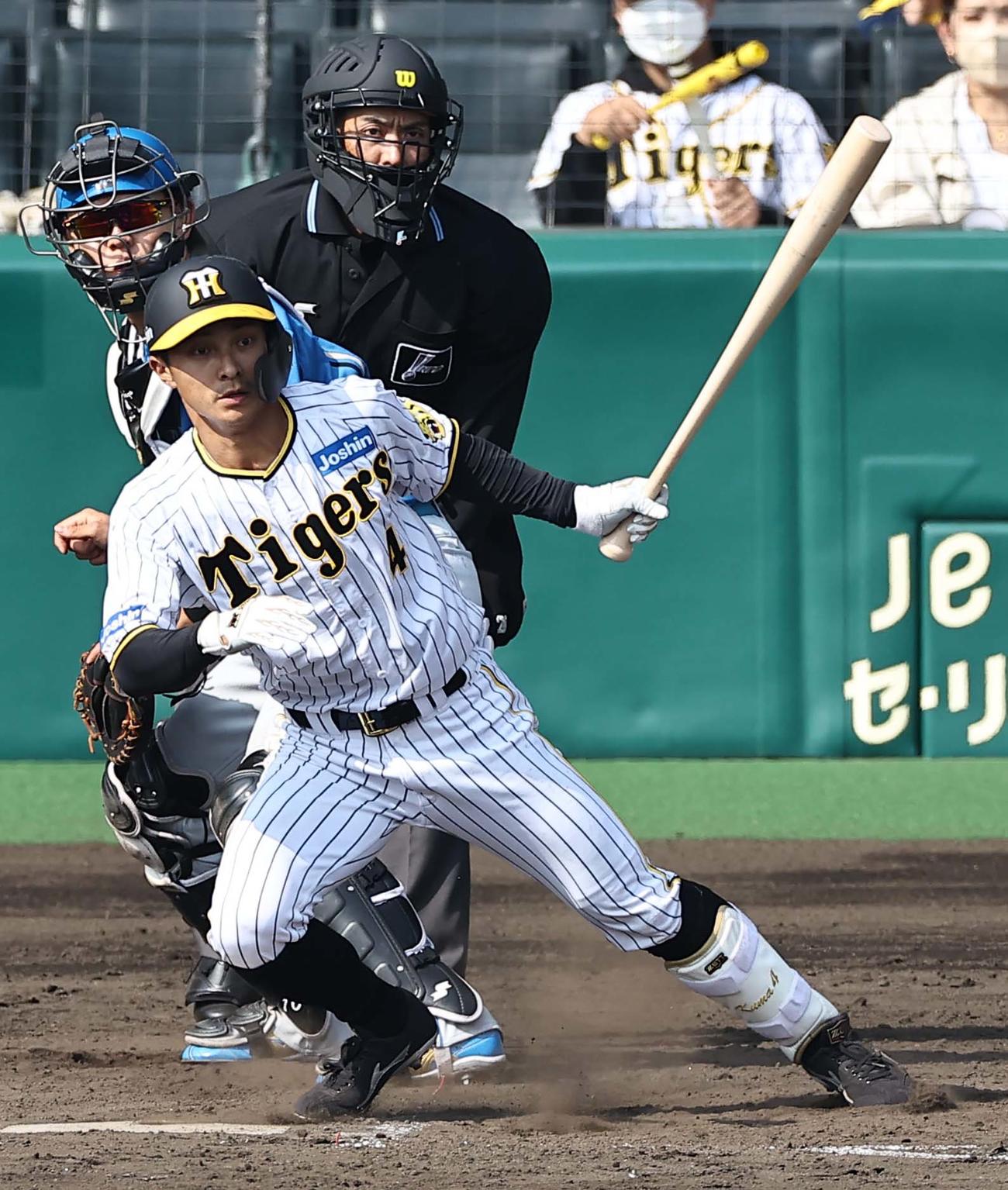 阪神対日本ハム　4回裏阪神無死一塁、熊谷は左前打を放つ（撮影・上田博志）