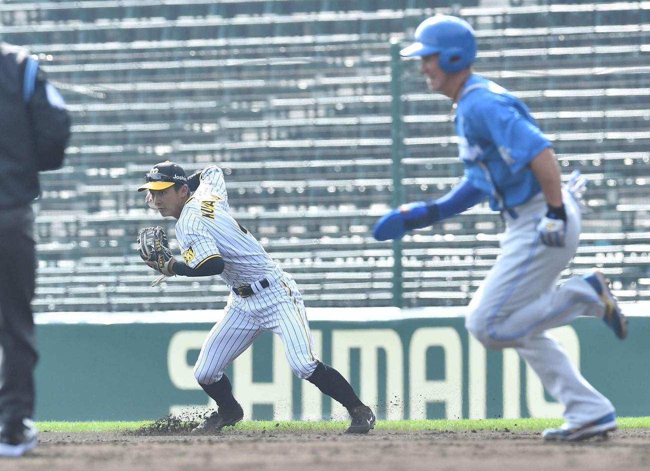 阪神対日本ハム　4回表日本ハム1死一塁、清宮の二ゴロを捕球し、二塁へ送球する熊谷（撮影・岩下翔太）