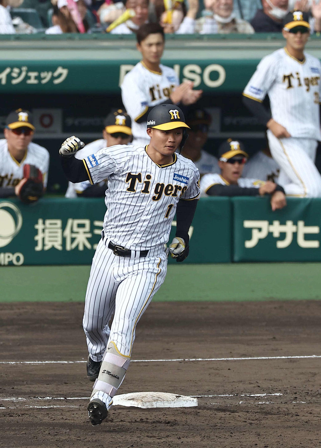 阪神対日本ハム　3回裏阪神無死二塁、左越え2点本塁打を放った森下はガッツポーズをする（撮影・上田博志）