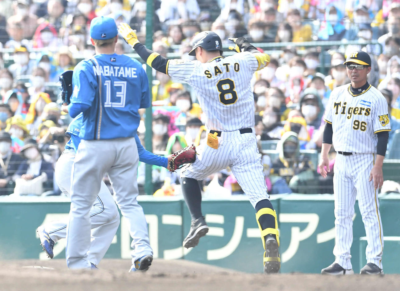 阪神対日本ハム　3回裏阪神1死、変則シフトで左ゴロに倒れた佐藤輝（撮影・岩下翔太）