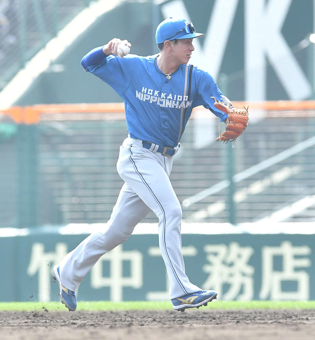 阪神対日本ハム　3回裏阪神1死、佐藤輝のゴロを捕球し、一塁へ送球する左翼手の松本剛（撮影・岩下翔太）