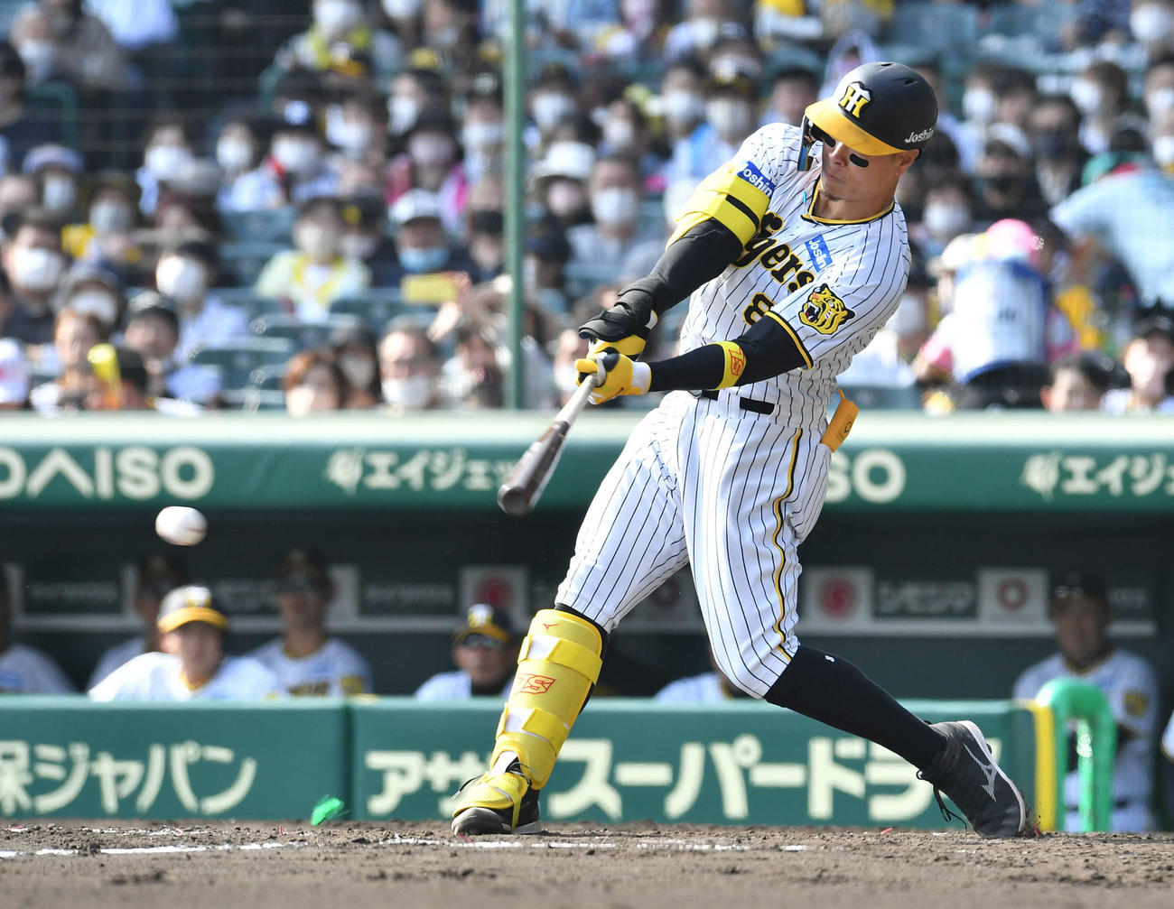 阪神対日本ハム　4回裏阪神1死二、三塁、佐藤輝は右前適時打を放つ（撮影・岩下翔太）