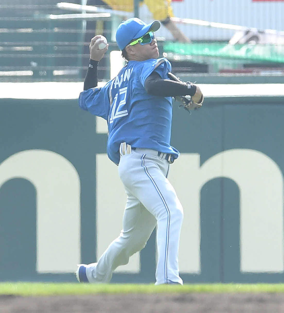 阪神対日本ハム　4回裏阪神1死一、三塁、佐藤輝の右前適時打を内野に返球する矢沢（撮影・岩下翔太）