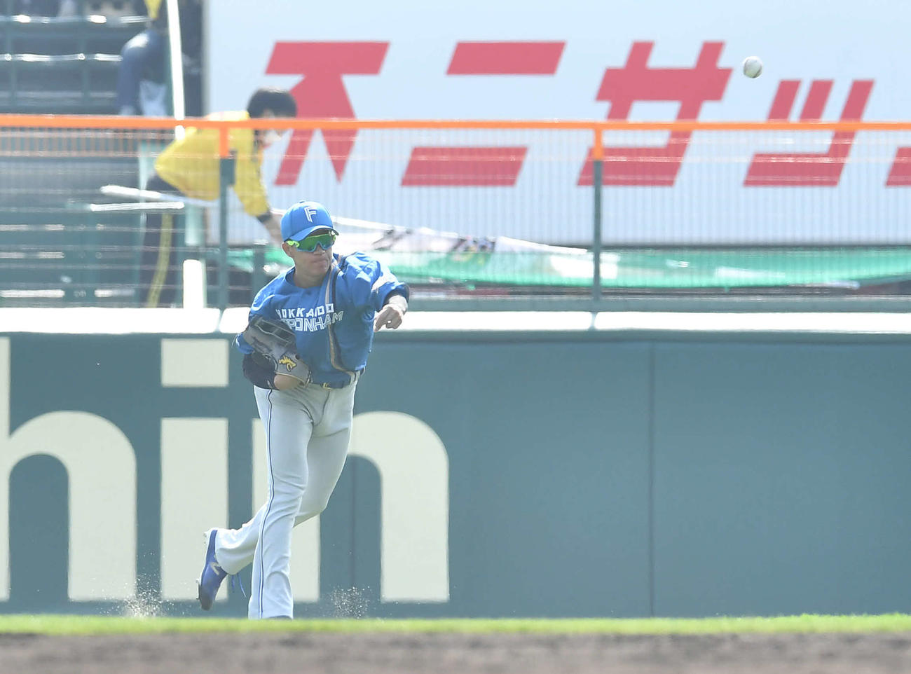 阪神対日本ハム　4回裏阪神1死一、三塁、佐藤輝の右前適時打を内野に返球する矢沢（撮影・岩下翔太）
