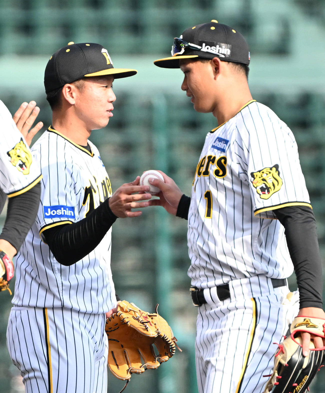阪神対日本ハム　阪神村上（左）からウイニングボールを受け取る阪神森下（右）（撮影・石井愛子）