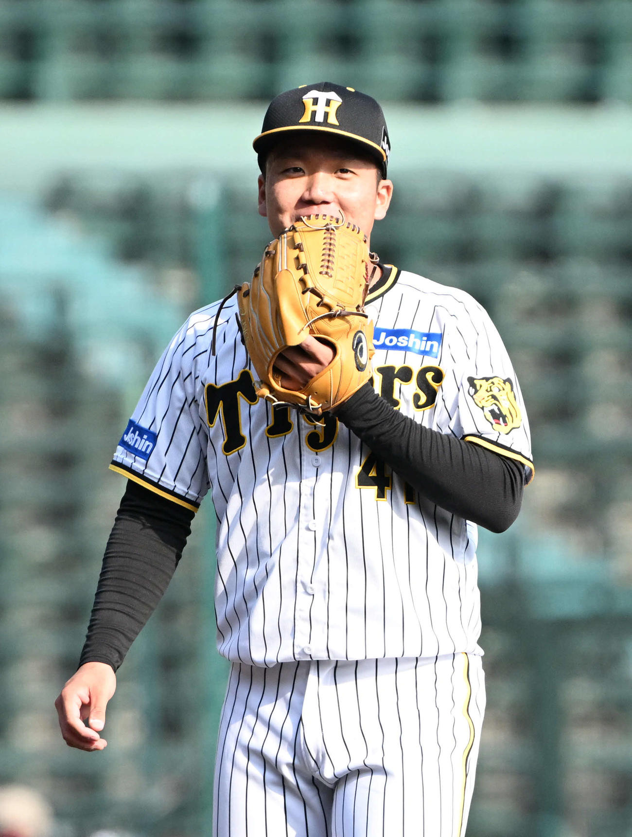 阪神対日本ハム　日ハムに勝ちほほ笑む阪神村上（撮影・石井愛子）