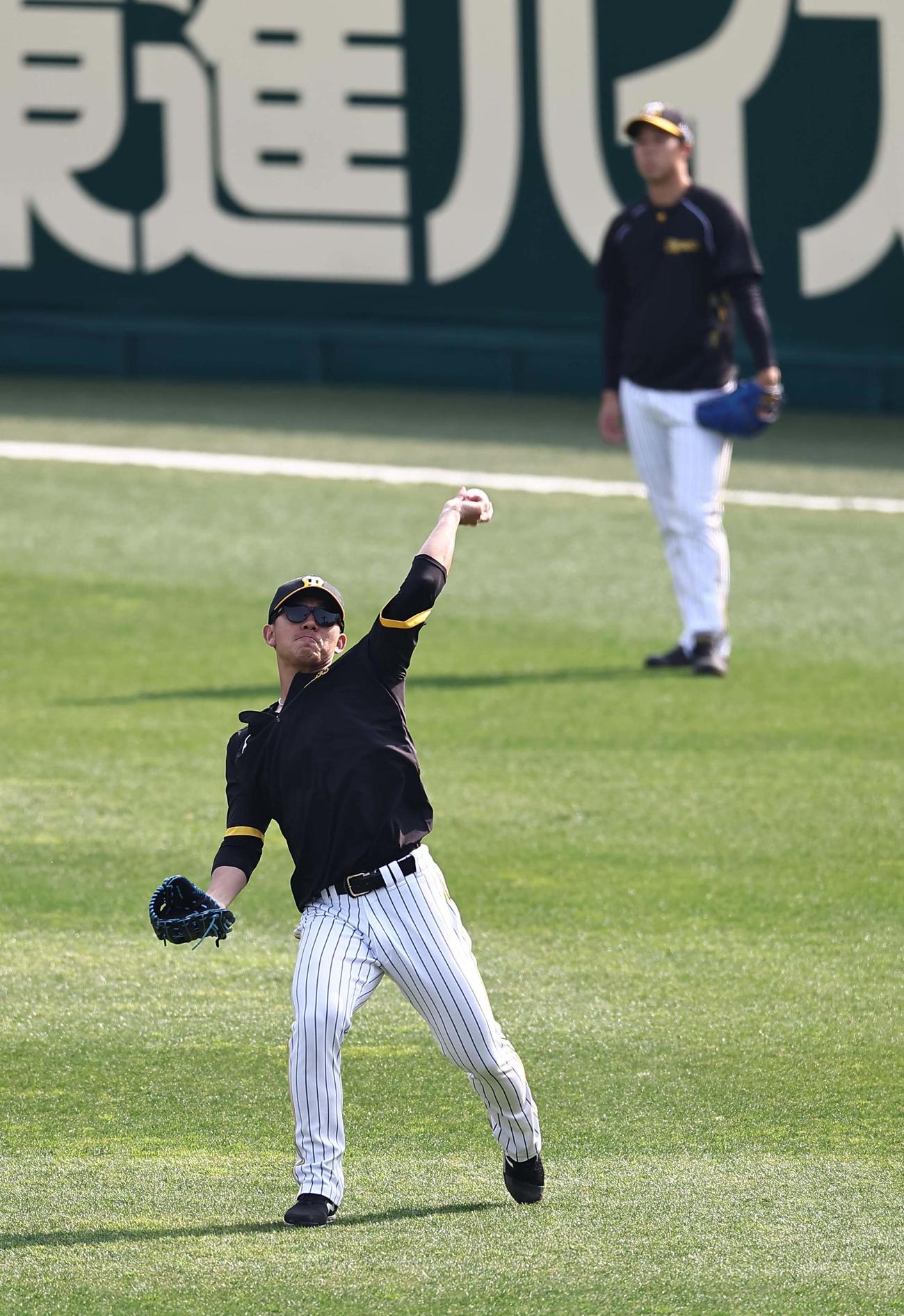 阪神対日本ハム　軽いキャッチボールをする伊藤将（撮影・上田博志）