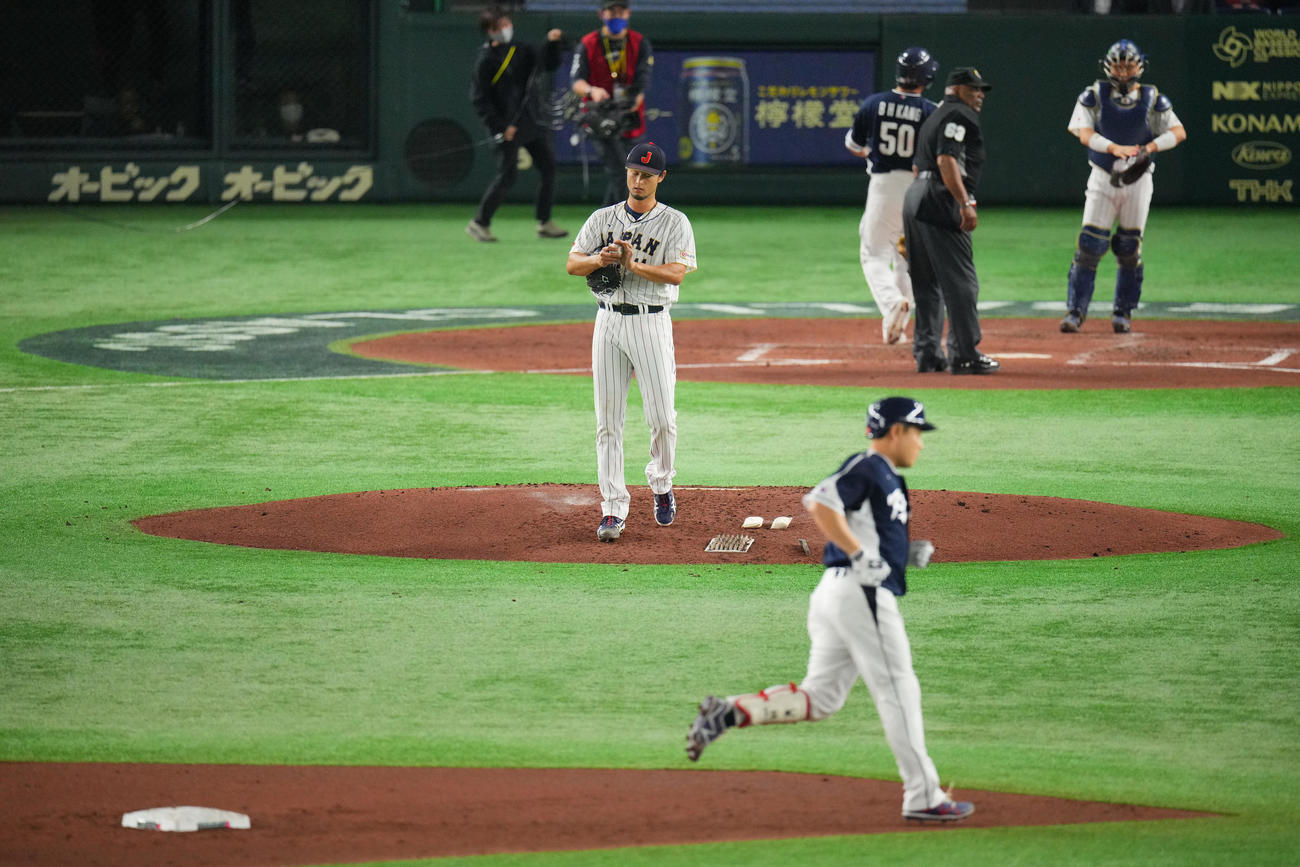 日本対韓国　3回表韓国無死二塁、梁義智（手前）に先制の2点本塁打を浴びるダルビッシュ（撮影・垰建太）