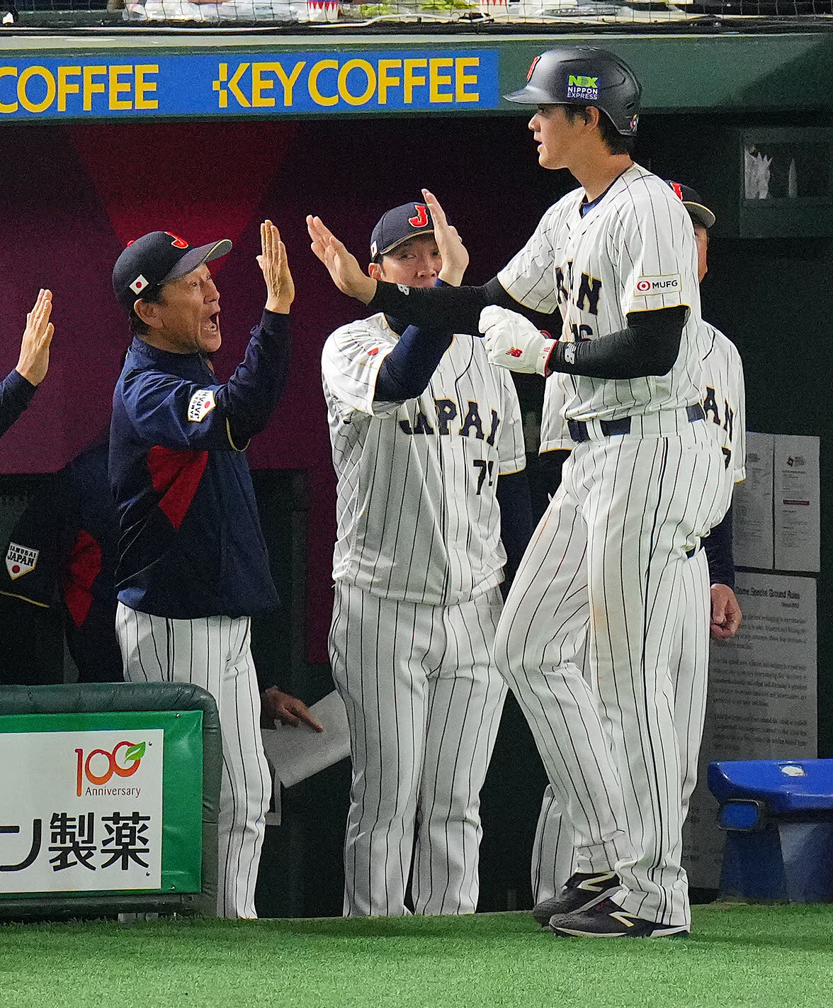 日本対韓国　5回裏日本1死三塁、吉田正尚の犠飛で生還した大谷翔平（右）とタッチを交わす栗山監督（左）（撮垰建太）