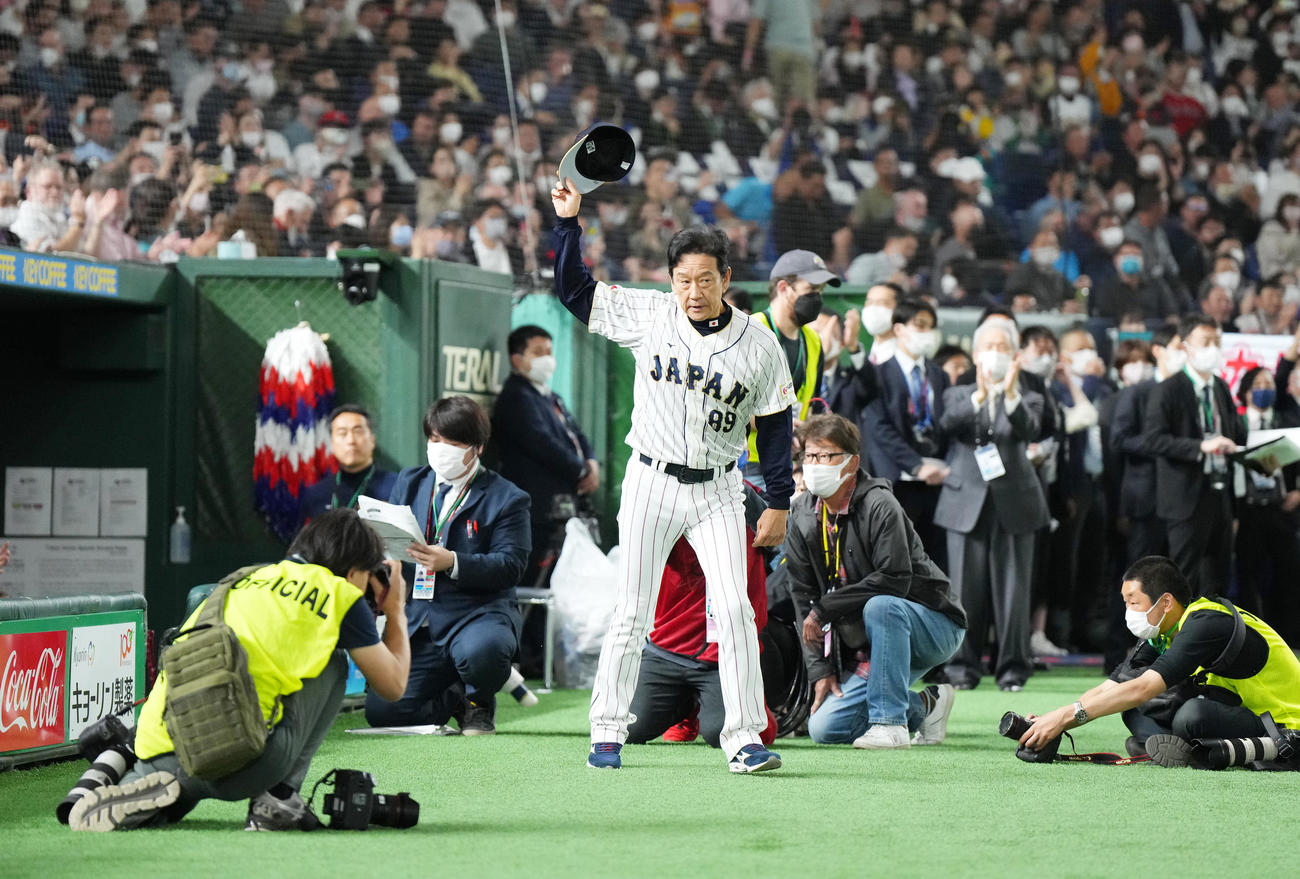 日本対韓国　試合前のセレモニーに登場する栗山監督（撮影・菅敏）