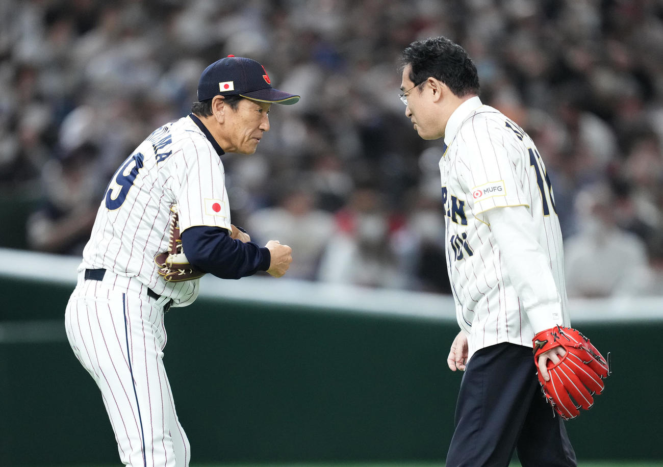 日本対韓国　始球式を終え、栗山監督（左）と話す岸田首相（撮影・菅敏）