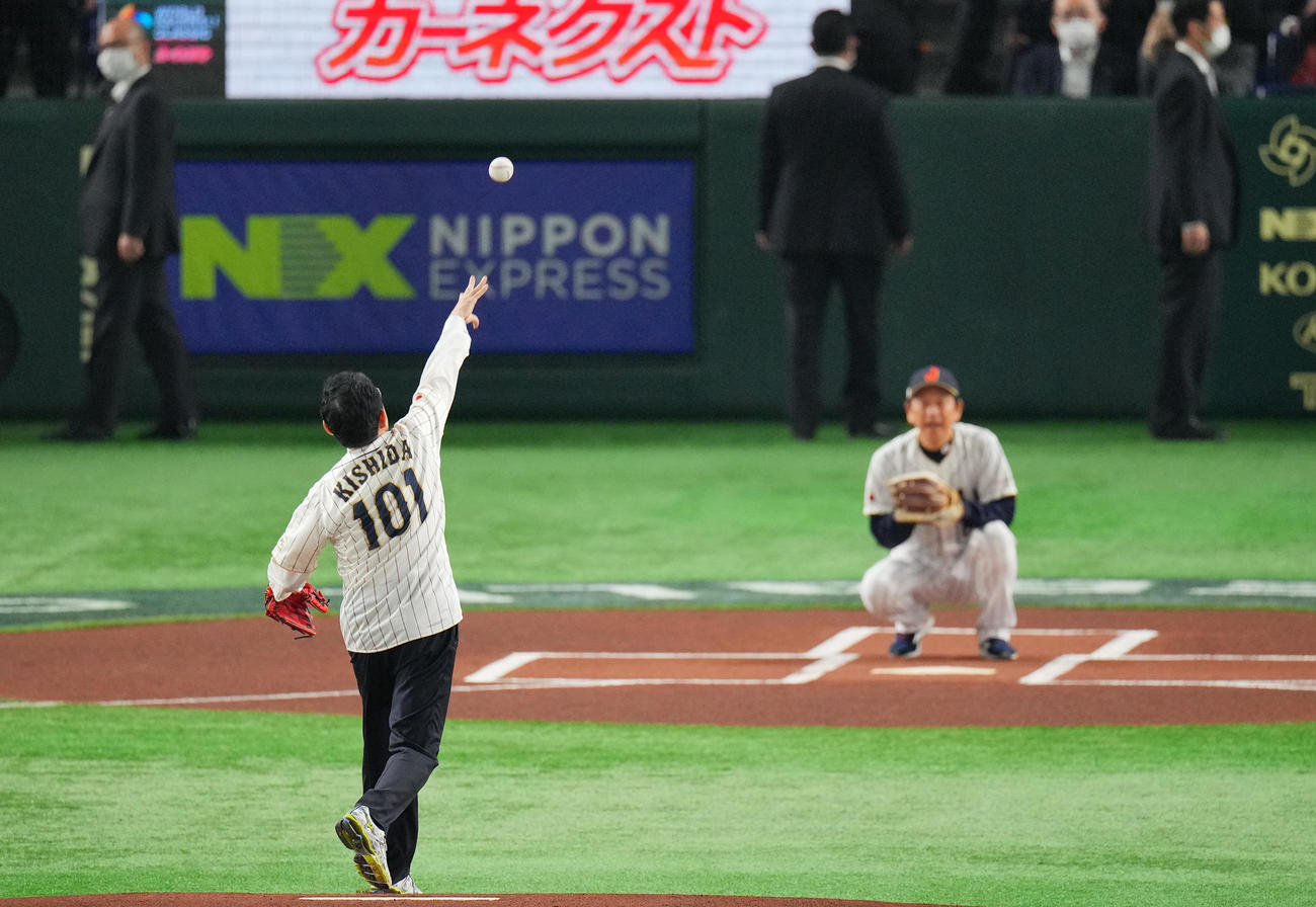 日本対韓国　試合前、始球式に臨む岸田文雄首相。捕手は栗山監督（撮影・垰建太）