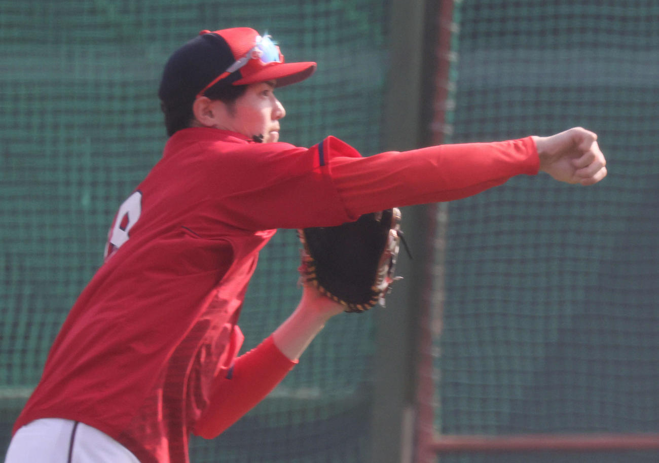 オープン戦広島対ヤクルト　試合前練習　3月6日以来、キャッチボールを再開した広島森下（撮影・加藤孝規）