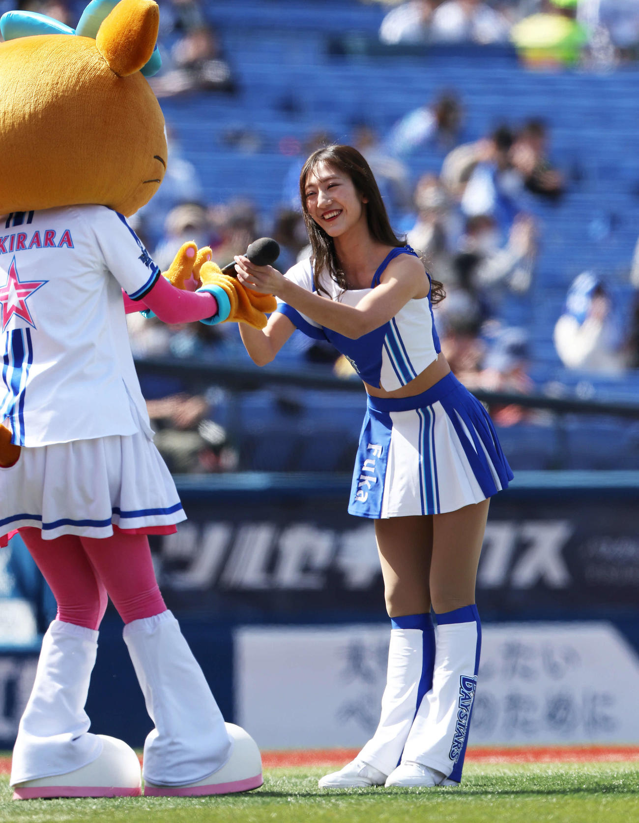DeNA対中日　試合前、パフォーマンス前にあいさつするdianaのFUKA（撮影・河田真司）