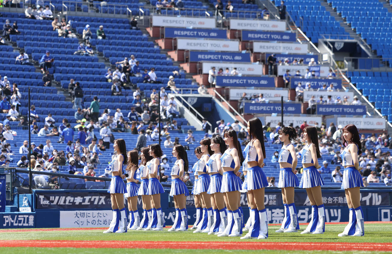 DeNA対中日　試合前、パフォーマンス前にあいさつするdianaのFUKA（左）（撮影・河田真司）