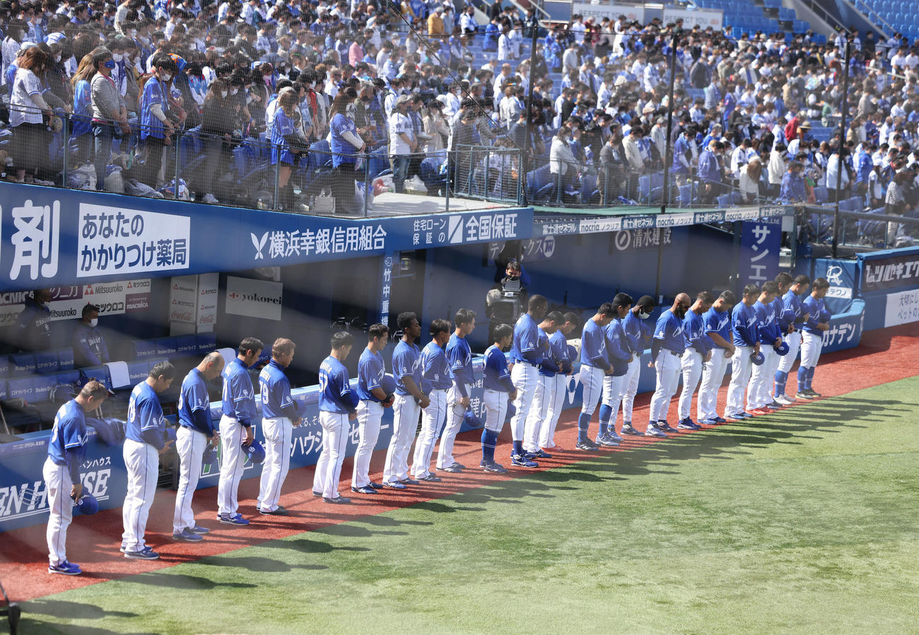 DeNA対中日　試合開始前、東日本大震災の犠牲者に黙とうをささげる中日の選手たち（撮影・河田真司）