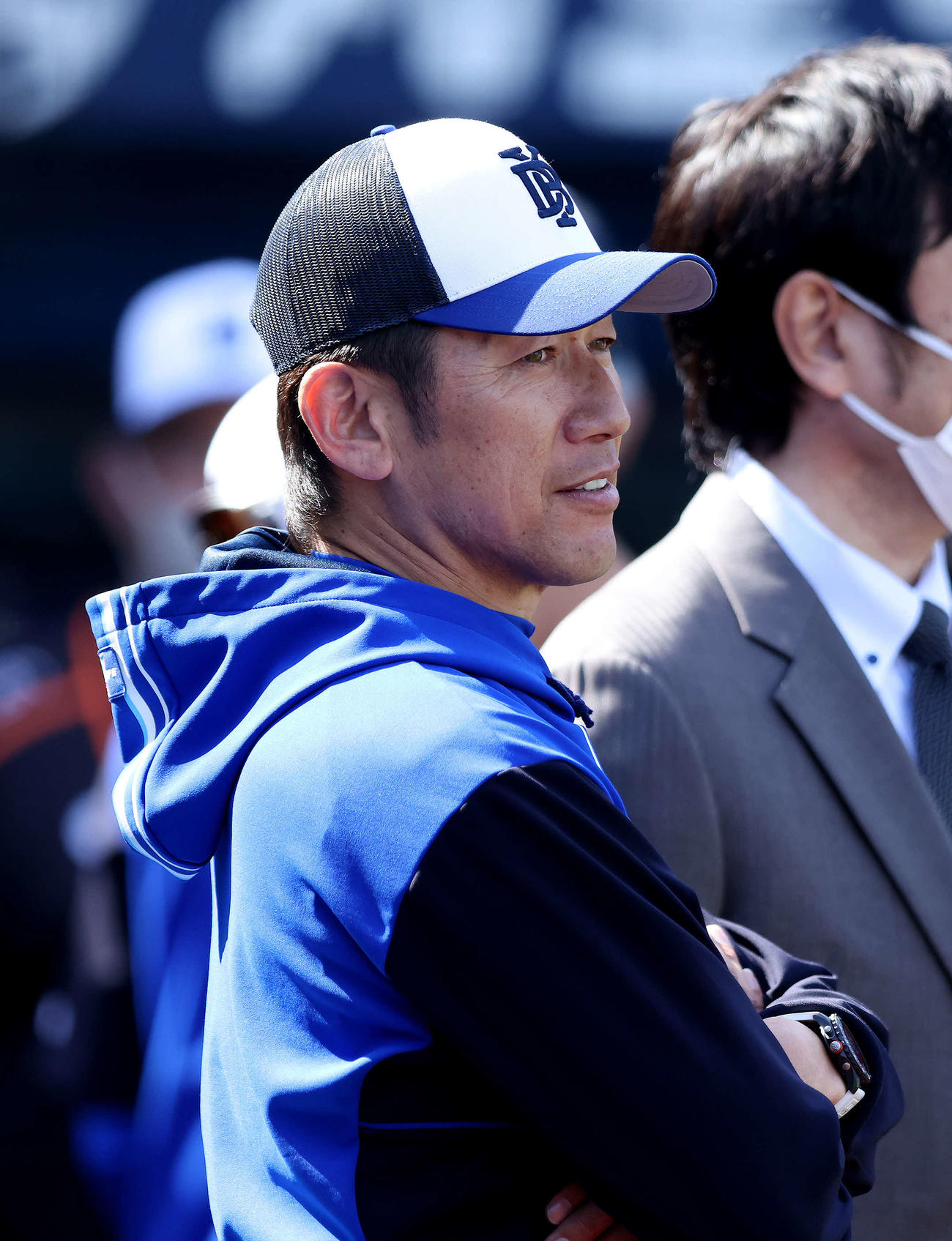 DeNA対中日　試合前、練習を見るDeNA三浦監督（撮影・河田真司）