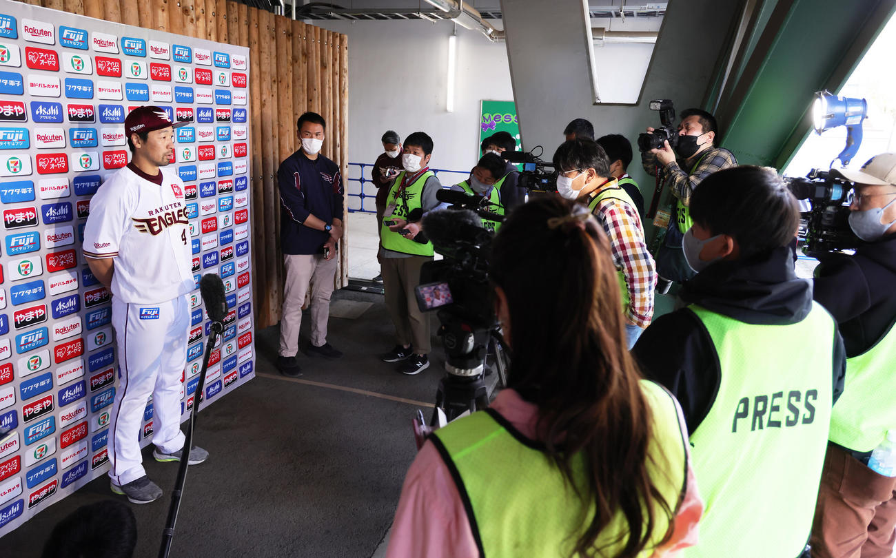 試合前、東日本大震災について話す楽天阿部（撮影・足立雅史）