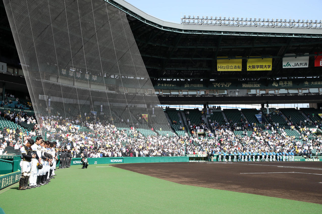 阪神対日本ハム　試合前、東日本大震災の〓犠牲者へ黙とうする両チームのナイン（撮影・加藤哉）