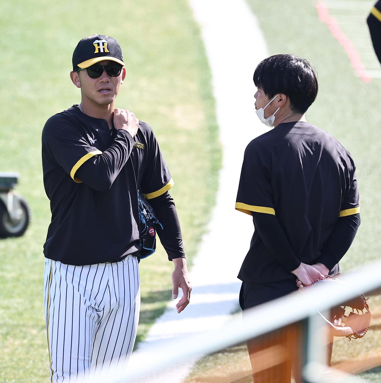 阪神対日本ハム　伊藤将は左肩を押さえて確認する（撮影・上田博志）
