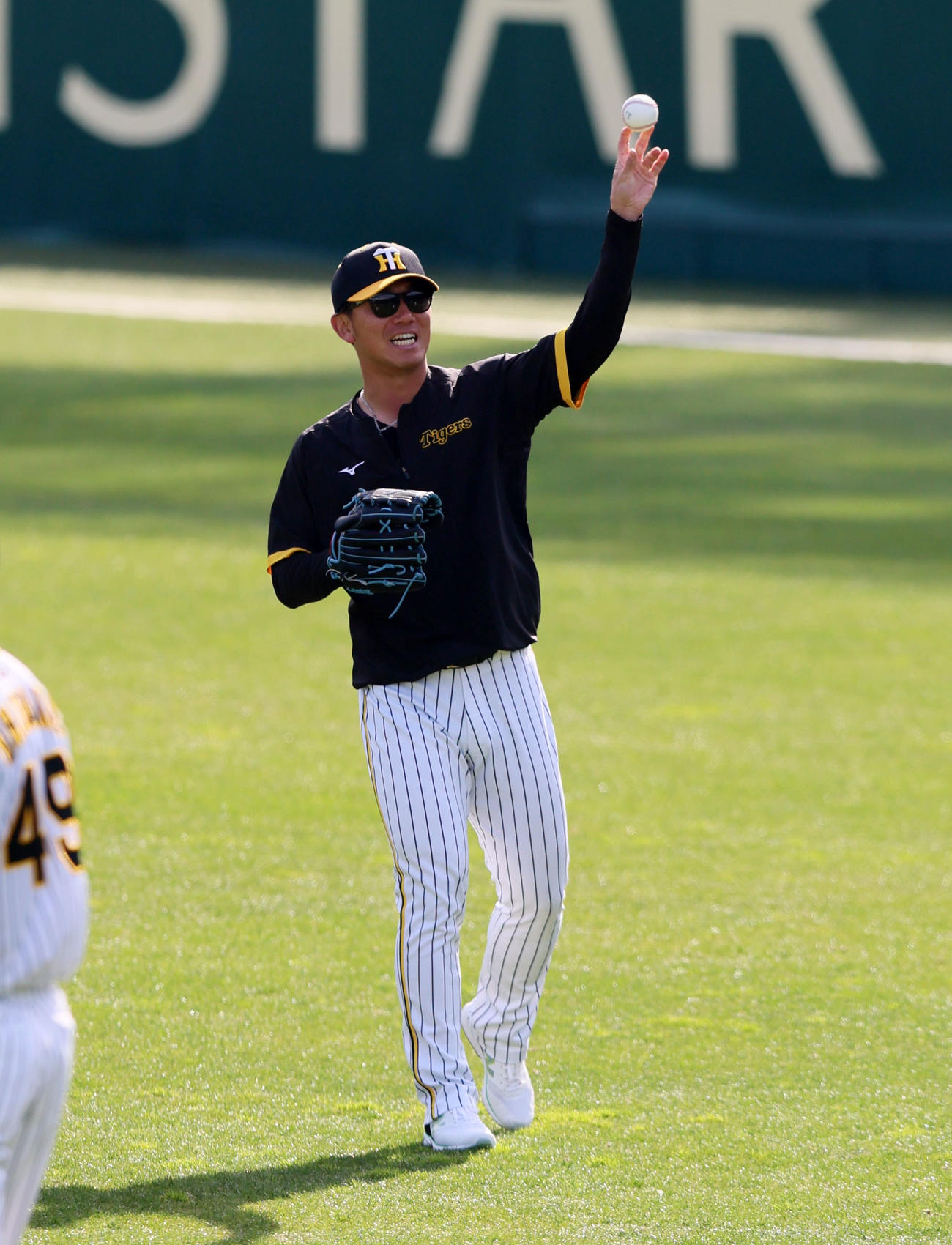 阪神対日本ハム　キャッチボールする伊藤将（撮影・加藤哉）