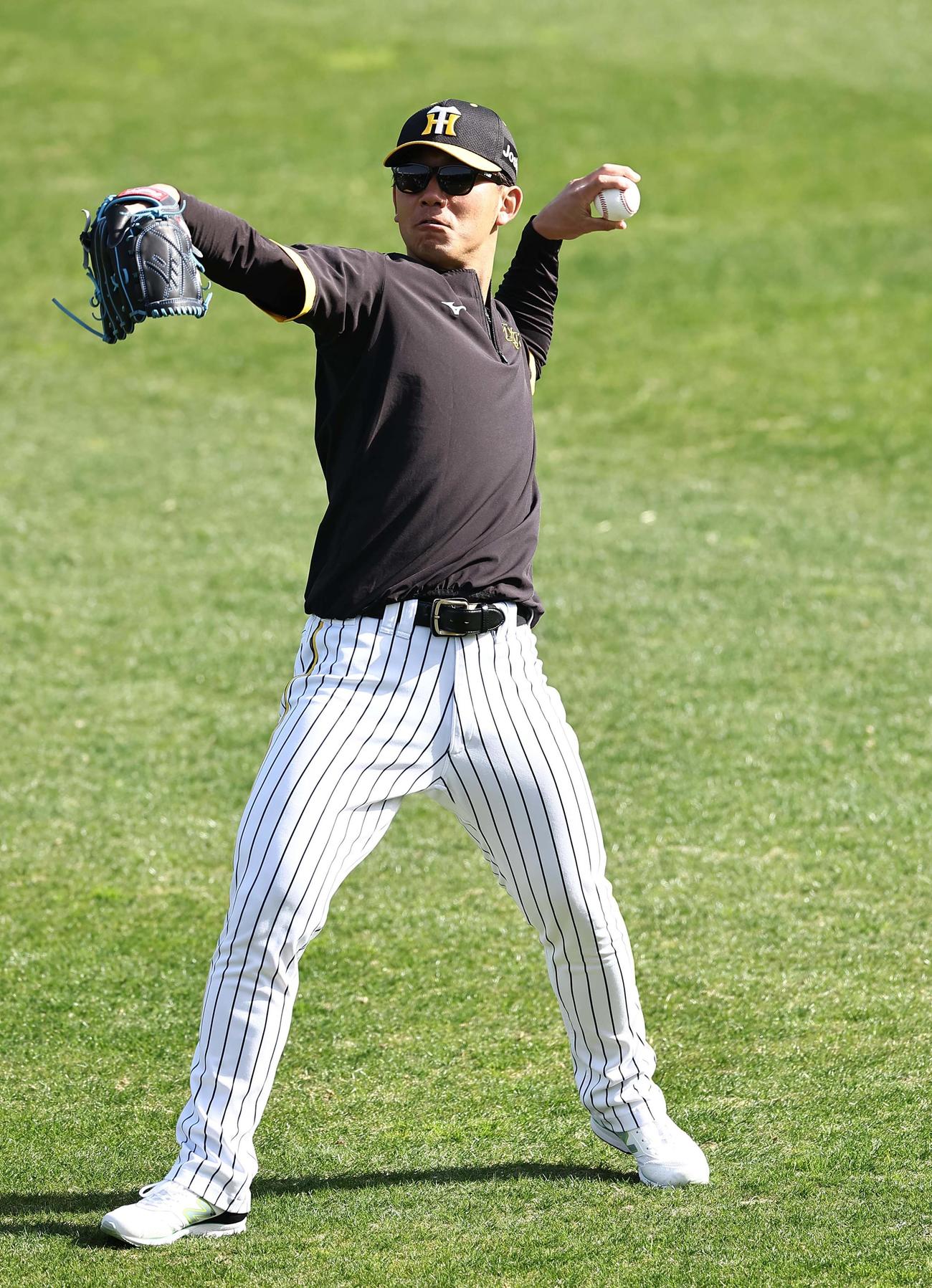 阪神対日本ハム　伊藤将は外野でキャッチボールをする（撮影・上田博志）