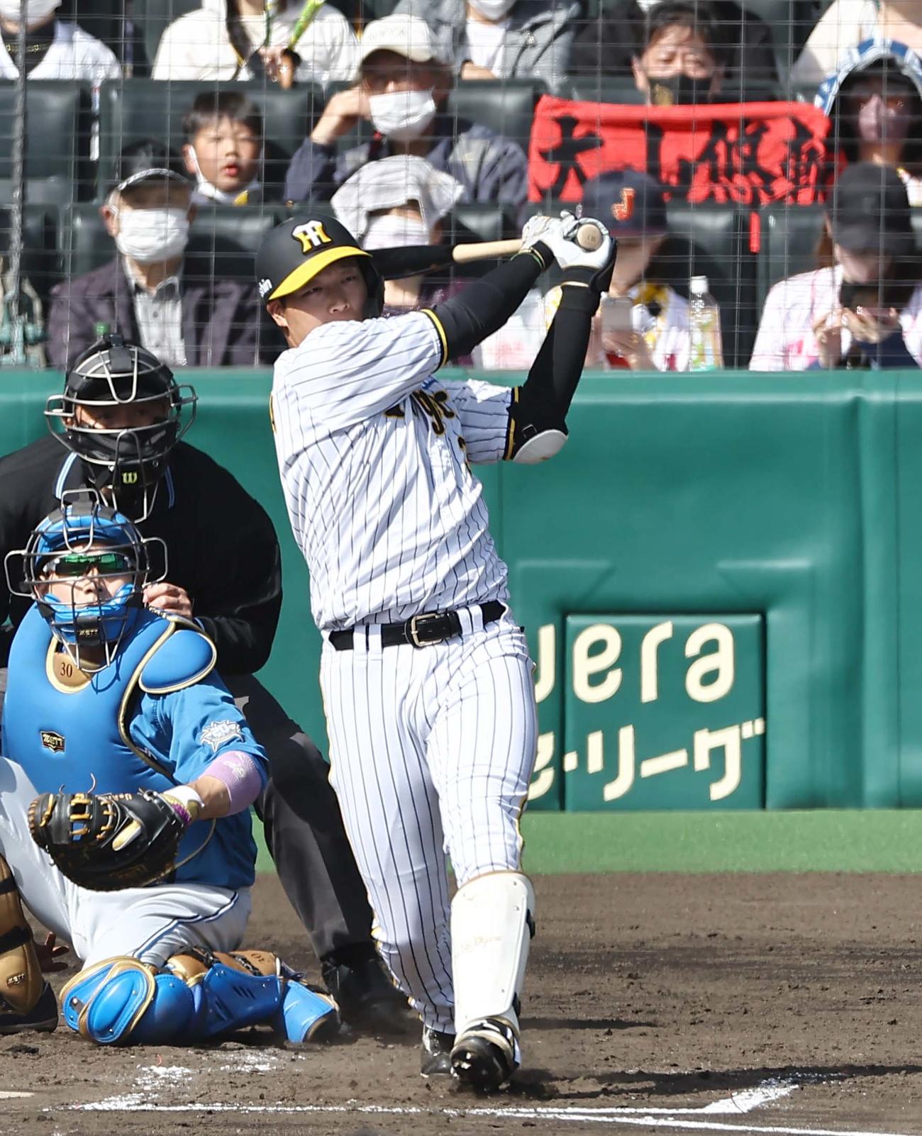 阪神対日本ハム　3回裏阪神2死一塁、大山は左翼線へ二塁打を放つ（撮影・上田博志）