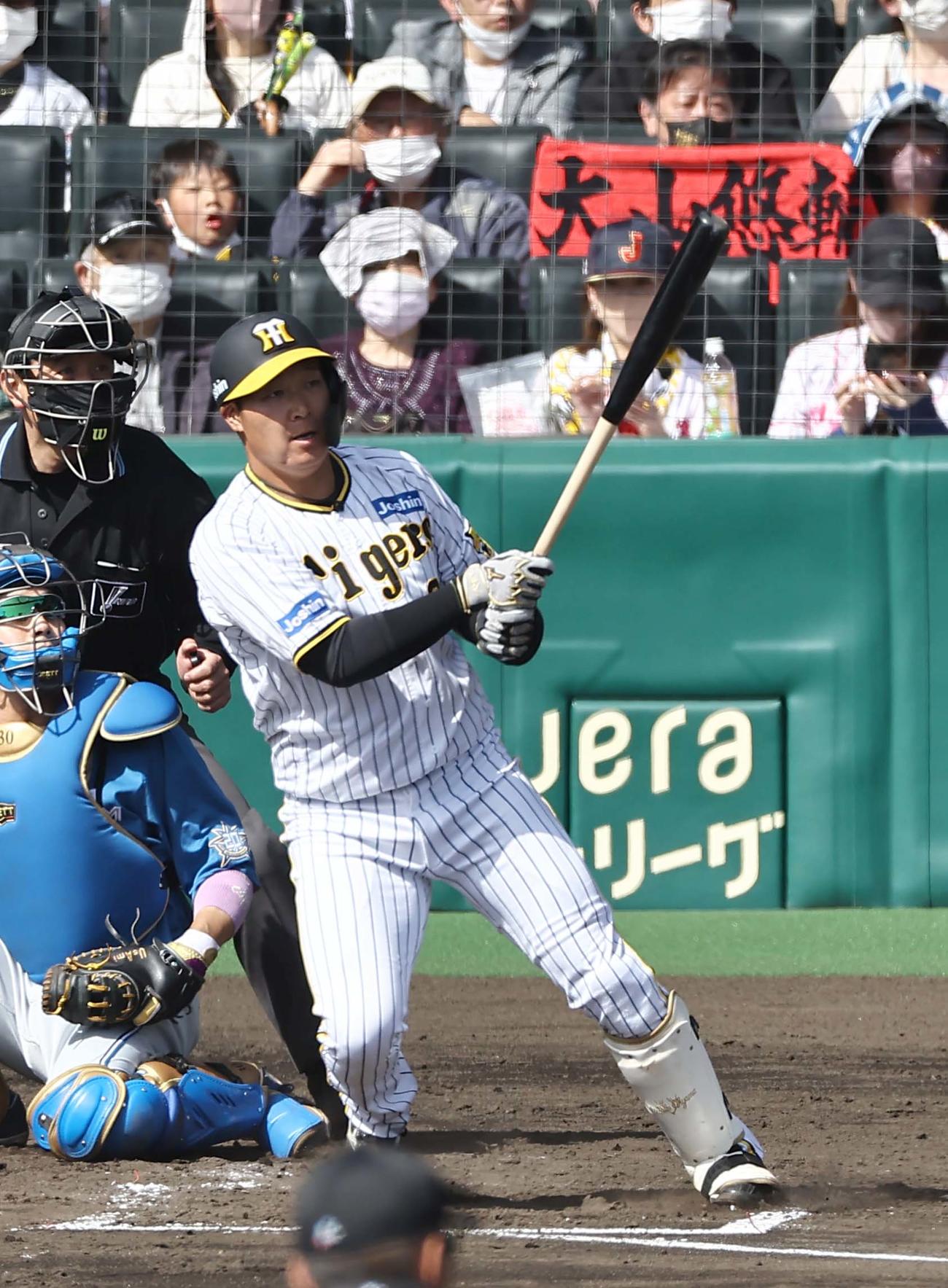 阪神対日本ハム　3回裏阪神2死一塁、大山は左翼線へ二塁打を放つ（撮影・上田博志）
