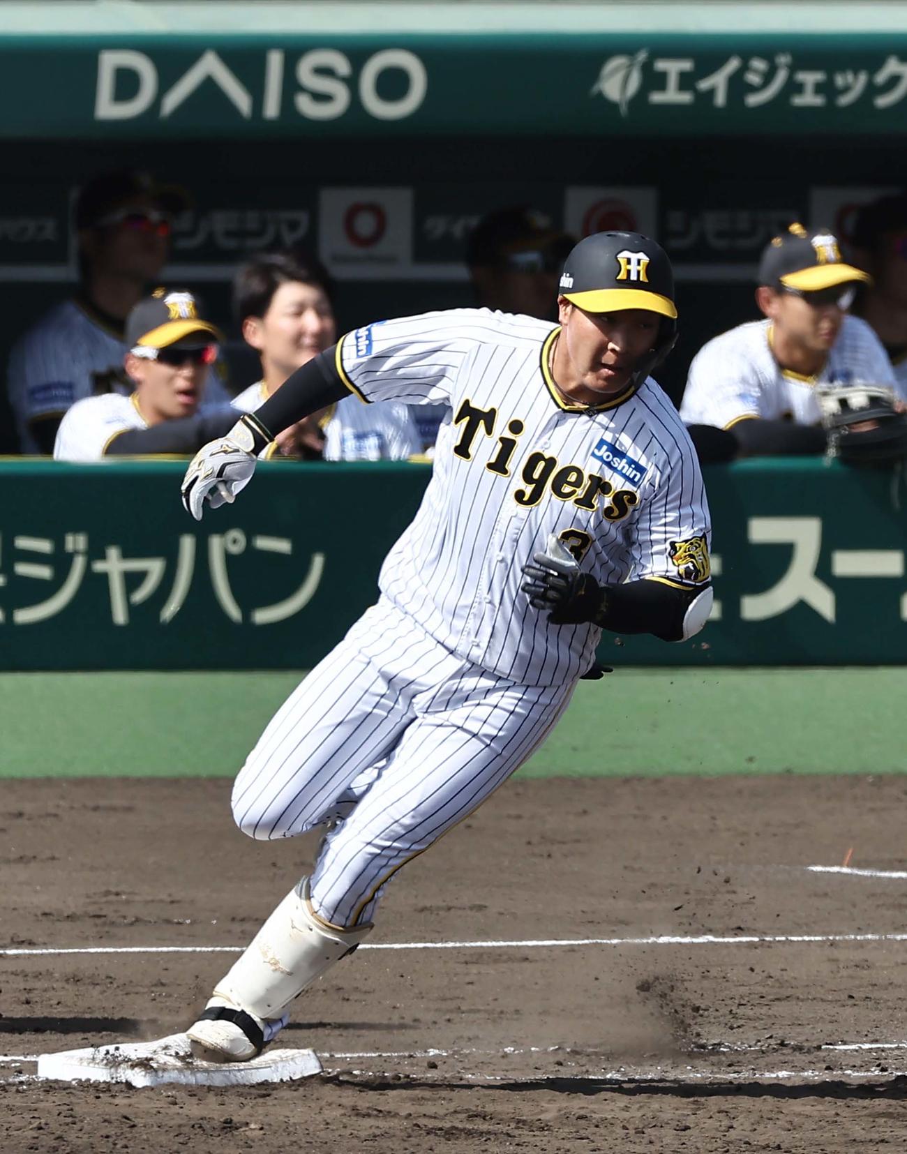 阪神対日本ハム　3回裏阪神2死一塁、大山は左翼線へ二塁打を放つ（撮影・上田博志）