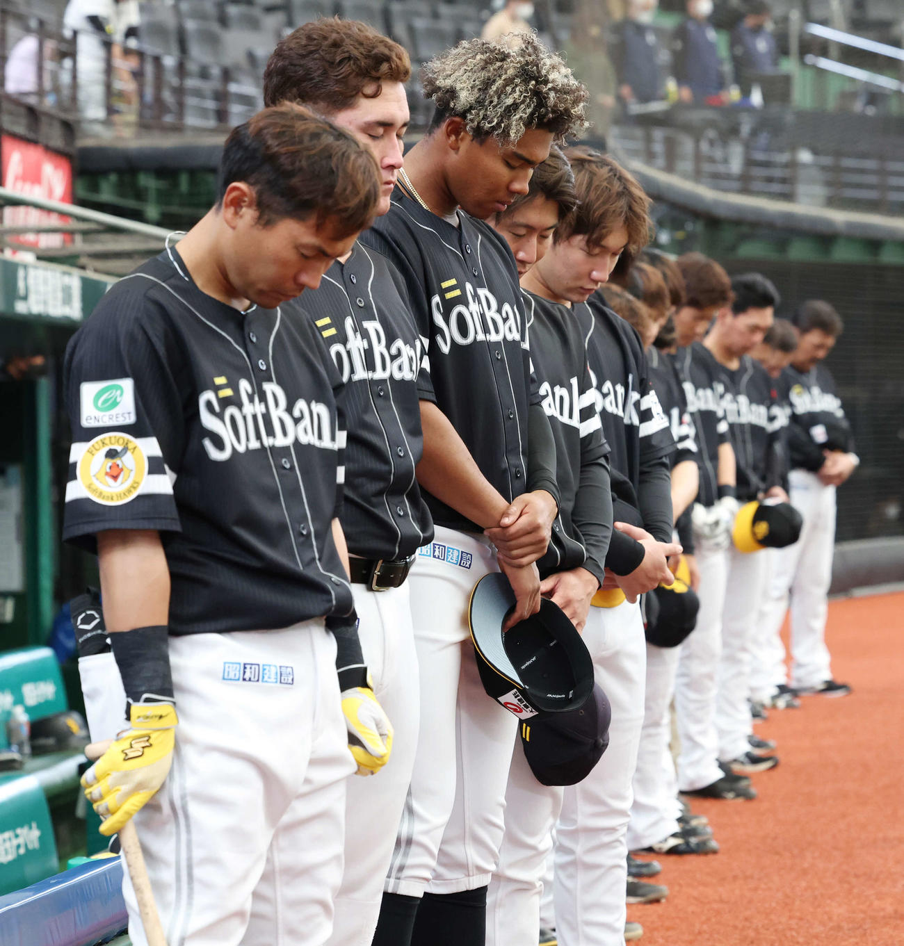 西武対ソフトバンク　試合前、東日本大震災の犠牲者を追悼し黙とうするソフトバンクナイン（撮影・宮地輝）