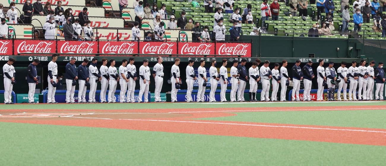 西武対ソフトバンク　試合前、東日本大震災の犠牲者を追悼し黙とうする西武ナイン（撮影・宮地輝）