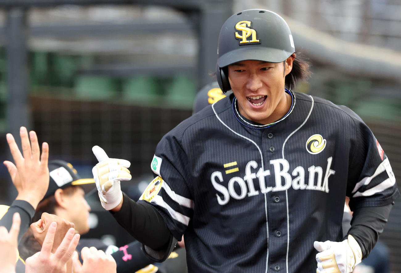 西武対ソフトバンク　3回表ソフトバンク無死二塁、逆転の中越え2点本塁打を放ち、タッチを交わす柳田（撮影・宮地輝）