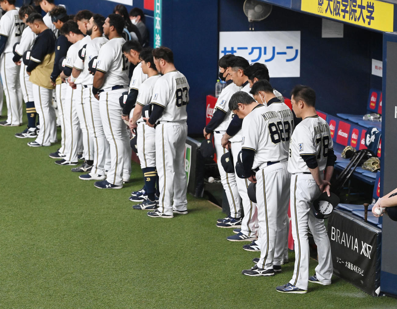 オリックス対巨人　東日本大震災の被災者に対し黙とうする中嶋監督とオリックスナイン（撮影・和賀正仁）