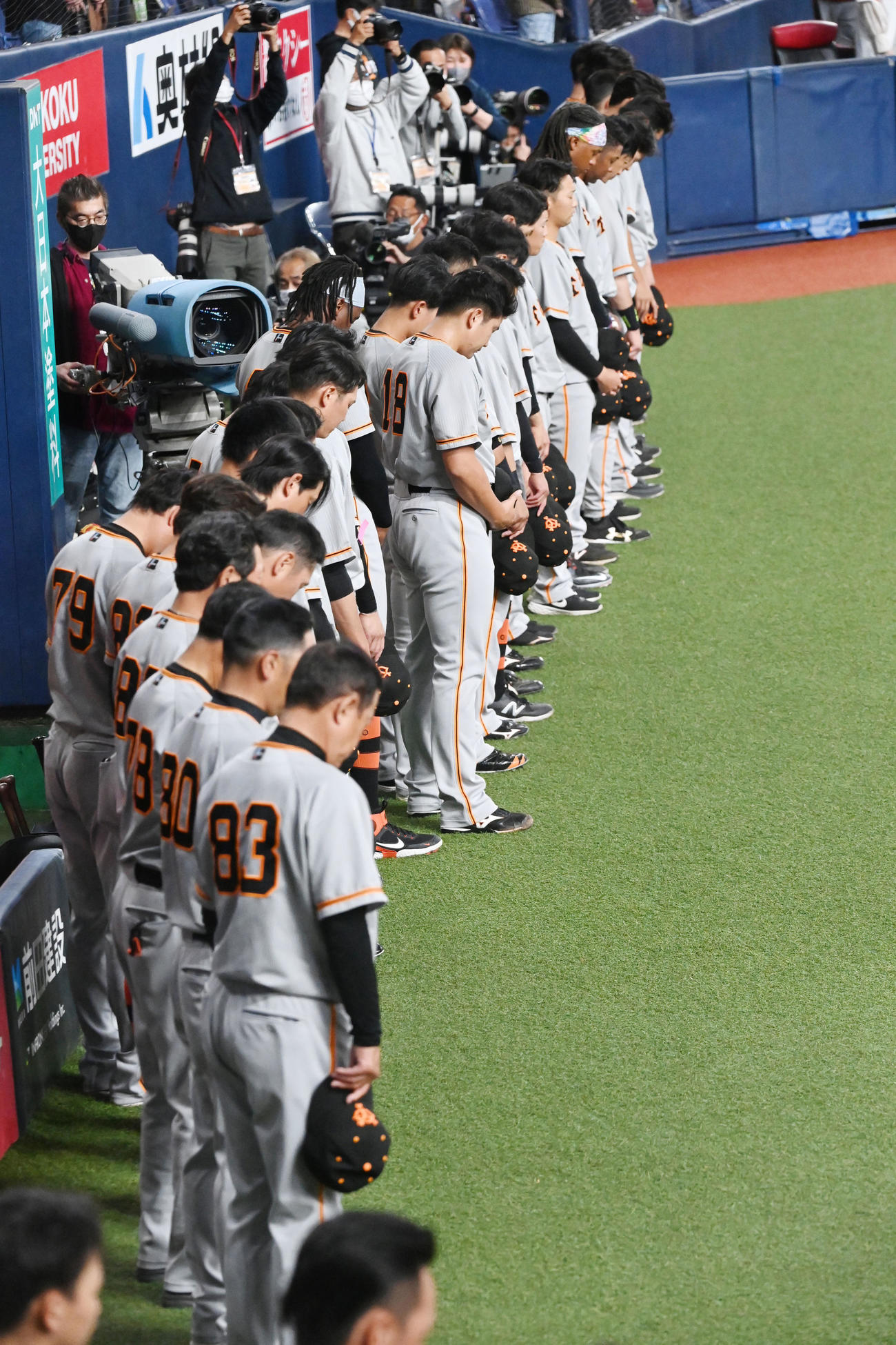 オリックス対巨人　東日本大震災の被災者に対し黙とうする原監督と巨人ナイン（撮影・和賀正仁）