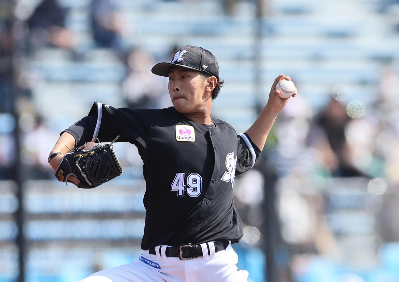楽天対ロッテ　ロッテ先発の本前（撮影・足立雅史）